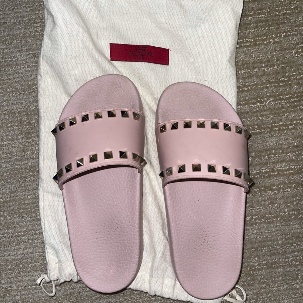 Pink Valentino rubber slides